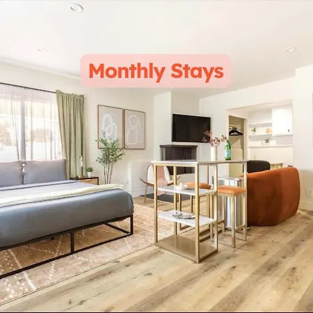 Manhattan Beach Retreat - Patio & Parking Steps Away